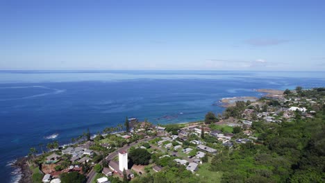 Imágenes-De-Drones-En-La-Costa-Norte-De-Oahu,-Hawaii,-Comenzando-En-La-Exuberante-Cima-De-La-Montaña-Verde-Pasando-Por-Las-Residencias-Que-Bordean-La-Costa-Con-Playas-De-Arena-Blanca-Y-Aguas-Azules-Del-Océano-Pacífico.