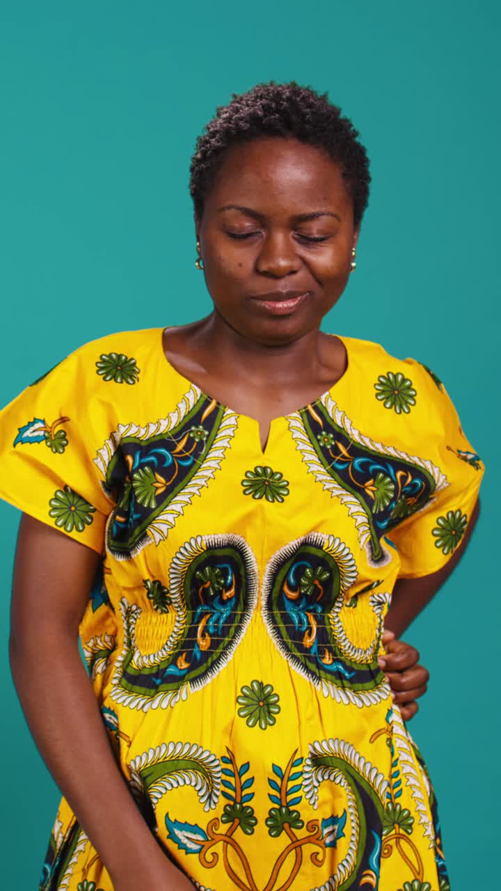 Jovem africana bocejando e se espreguiçando no estúdio