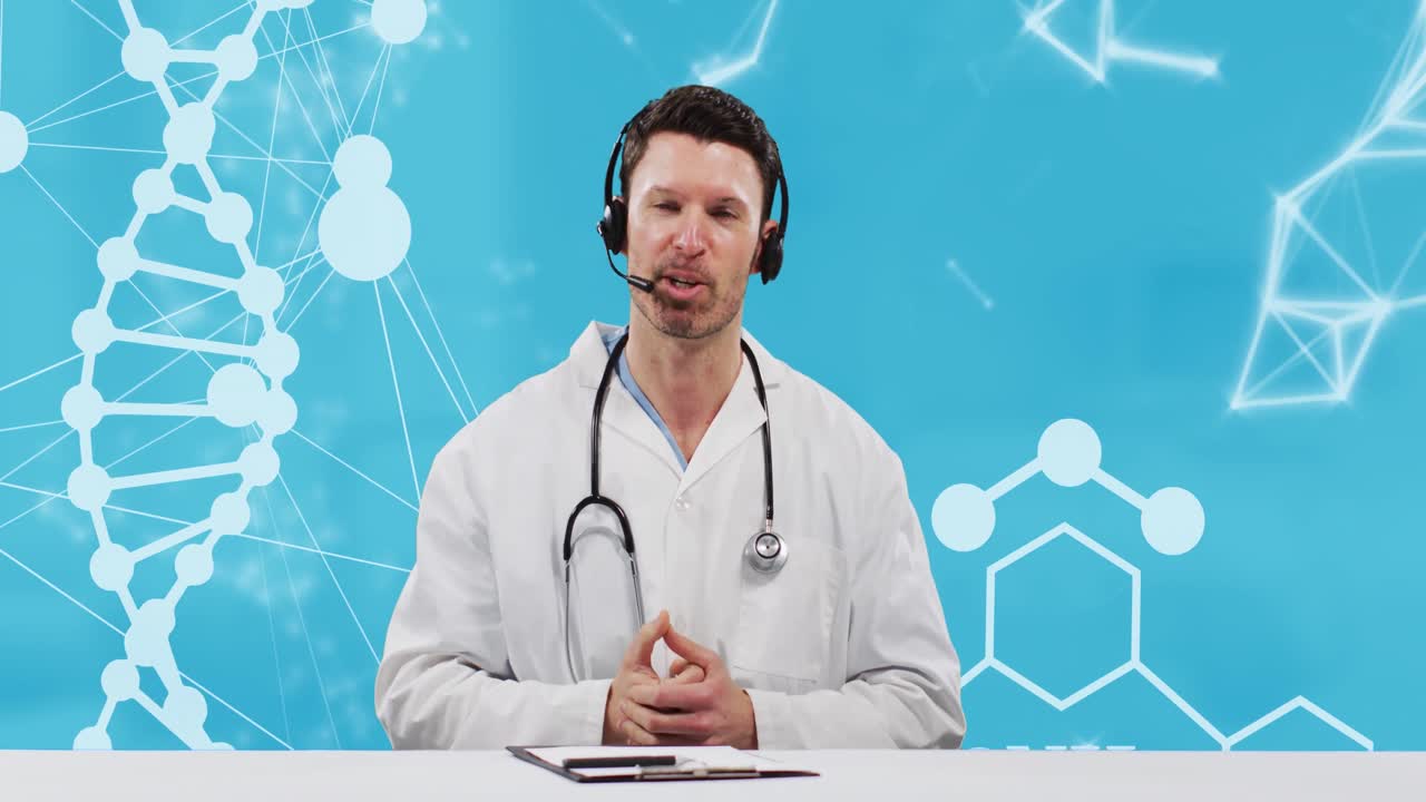 Medico caucasico con auricolare che parla su uno sfondo di DNA e strutture molecolari fluttuanti.