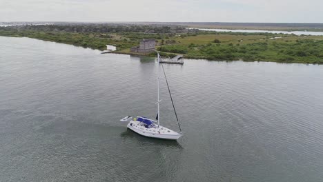 Noch-Schuss-Von-Segelboot-Mit-Einem-Großen-Mast-Florida,-Vereinigte-Staaten