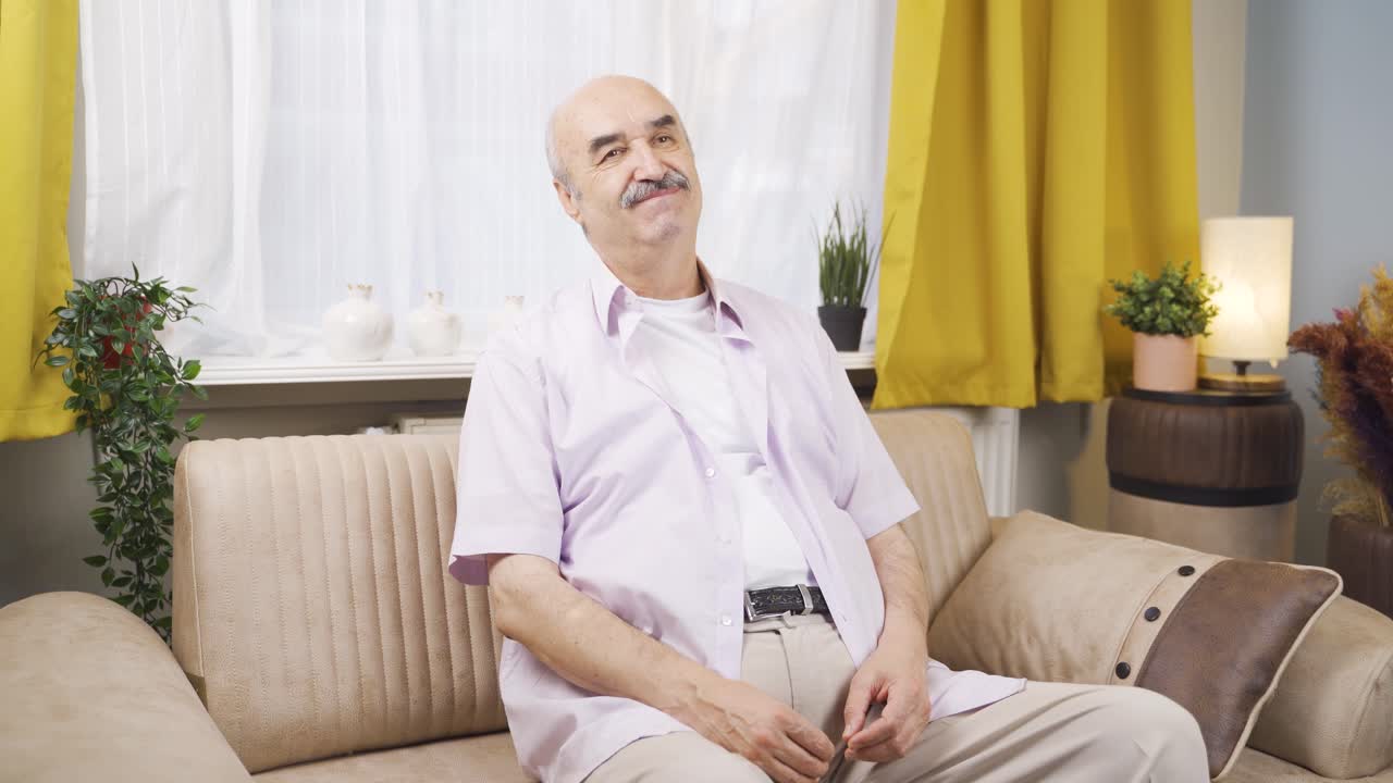 Il vecchio emotivo si intristisce