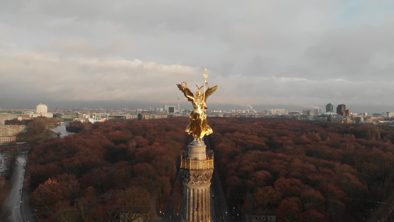 columna de la victoria großer stern, berlín de cerca con un dron a 4k 24fps en una hermosa tarde de navidad en berlín alemania