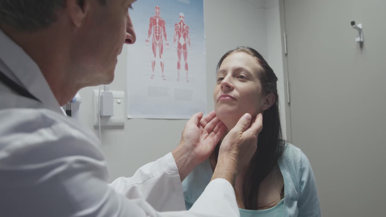profesional médico que examina al paciente