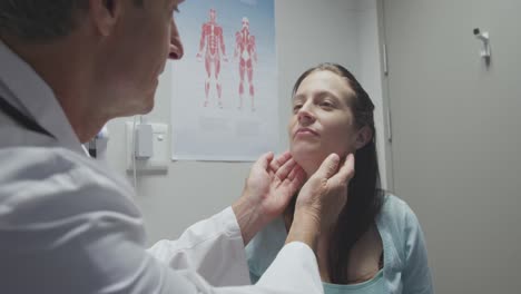 profesional médico que examina al paciente