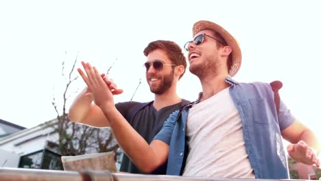 amigos hipsters sonrientes con un mapa