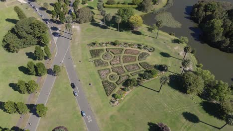 Dickens-Drive-Cerca-Del-Jardín-De-Rosas-Y-El-Estanque-Busbys-En-Verano---Parque-Centenario,-Nsw,-Australia