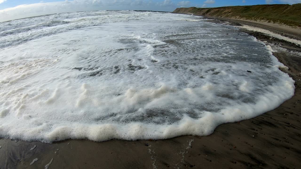 해변에서 폭풍의 해조류 거품, 파도와 함께 모래 해변, 북해, jütland, sondervig, 덴마크, 4k