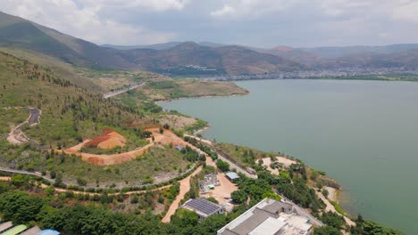 panning drone imágenes de la zona turística de la península de luo quan y la majestuosa vista de er hai