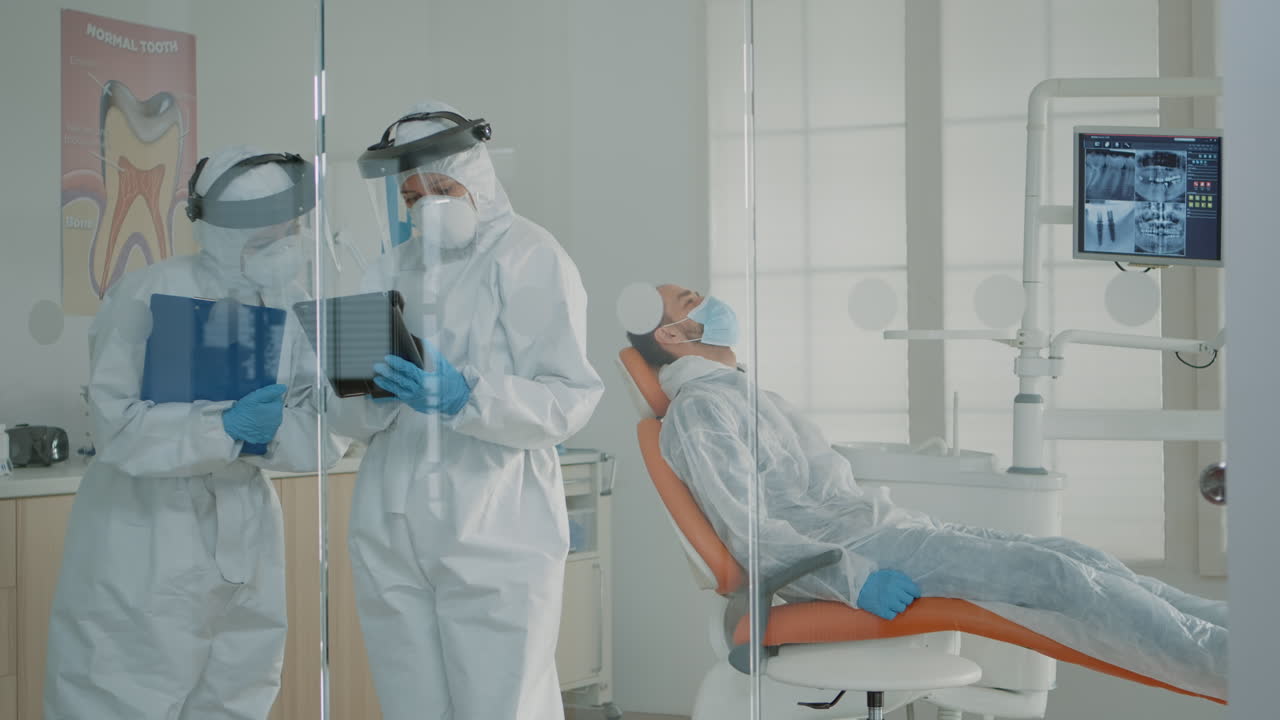 환자의 구강 치료를 위해 디지털 태블릿을 상담하는 입과 의사