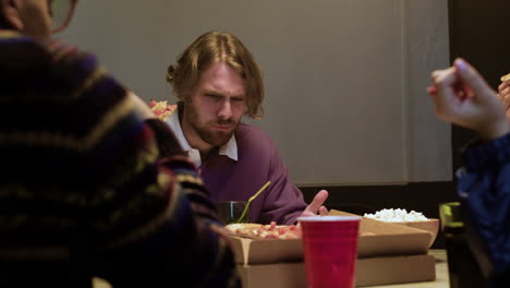 gente comiendo pizza