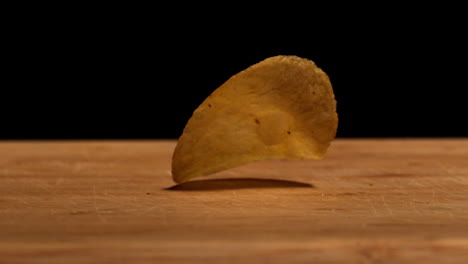 chip cayendo en la mesa de madera