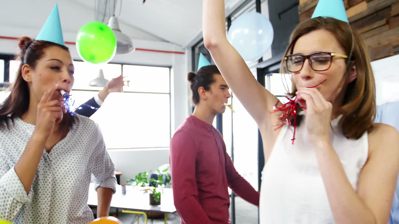 ejecutivos de negocios bailando en la oficina