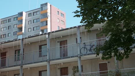 Vídeo-Estático-De-Apartamentos-Con-Pasillo-Exterior-En-Botkyrka,-Estocolmo
