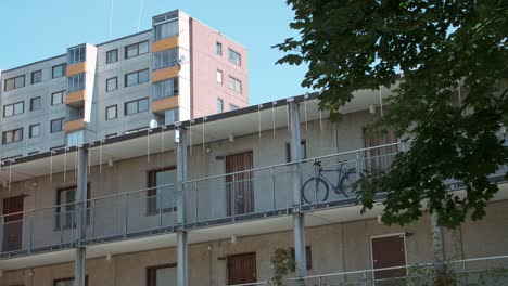 Static-video-of-exterior-corridor-apartments-in-Botkyrka,-Stockholm