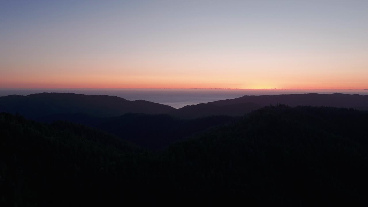 fotografía aérea de la silueta de la montaña al atardecer