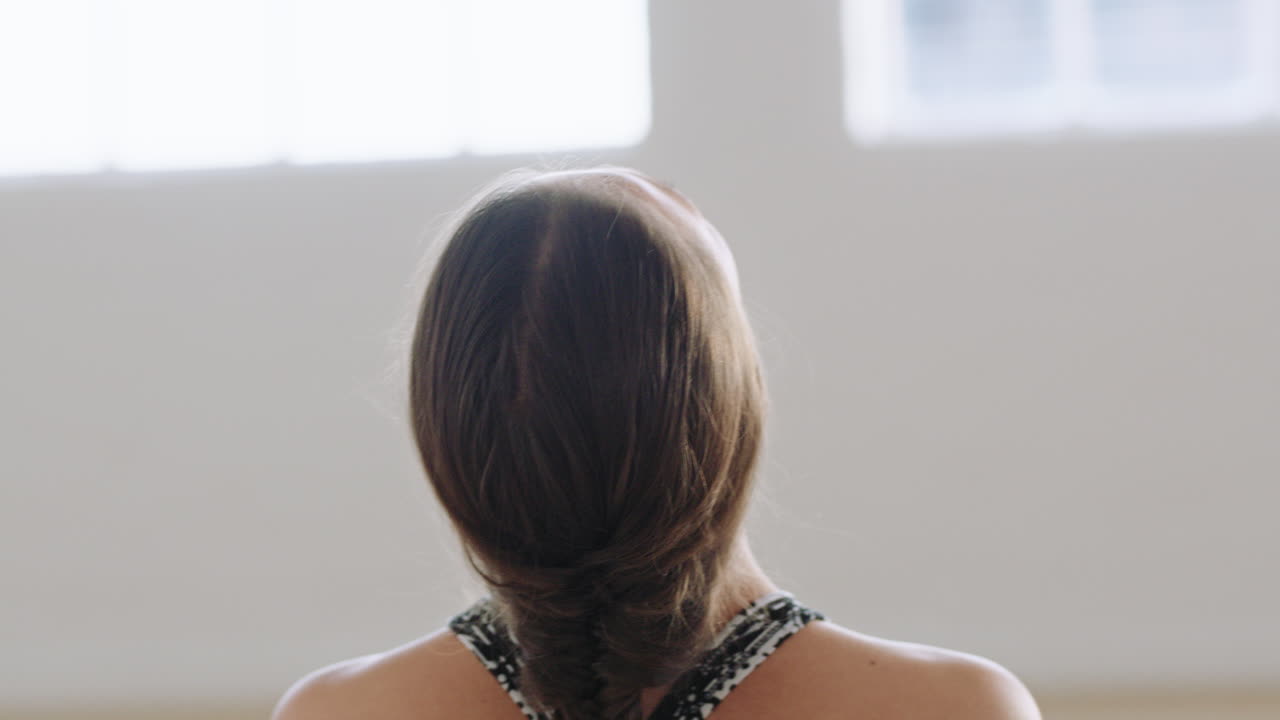 웰빙 스튜디오에서 편안한 명상을 즐기고 마음챙김 호흡 운동을 연습하는 건강한 요가 여성