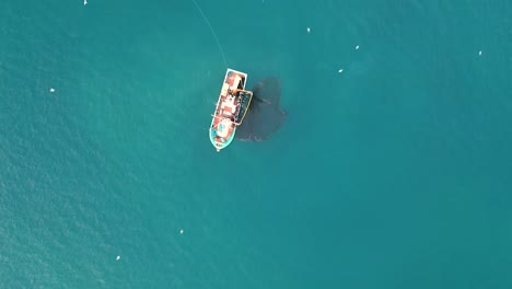 Vuela-Sobre-Un-Barco-Pesquero-Argelino-Que-Transporta-Una-Red-Rebosante-De-Sardinas-En-El-Extenso-Mar-Mediterráneo.