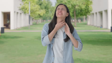 chica india enferma que sufre de dolor de cuello