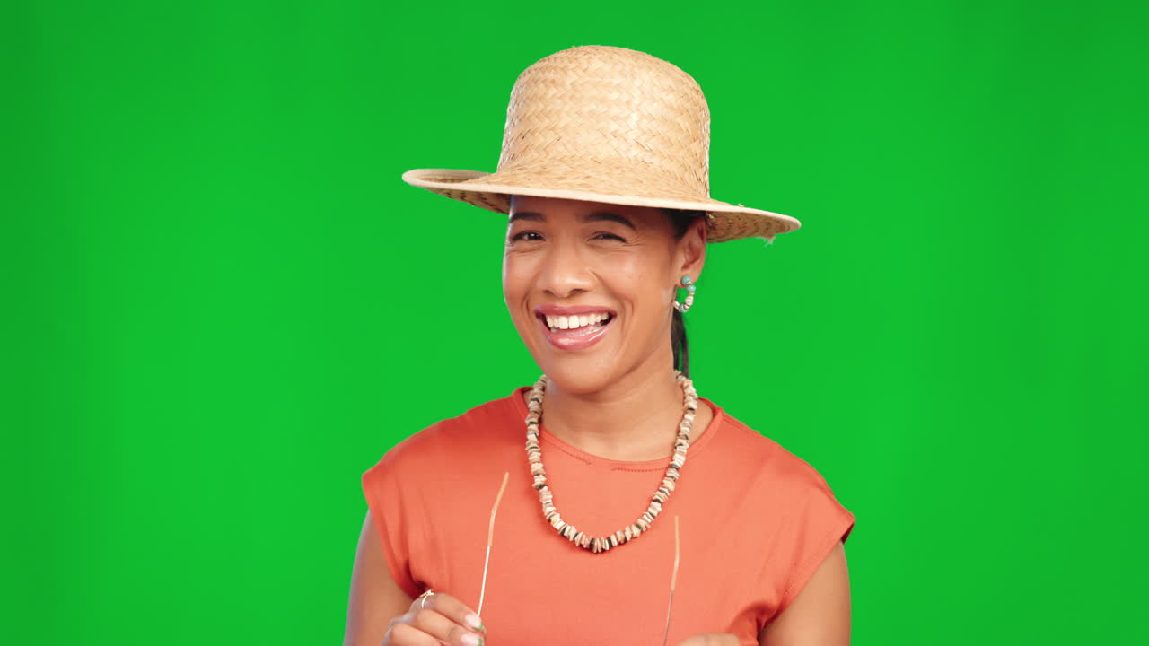 guiño, moda y lujo con una mujer en verde