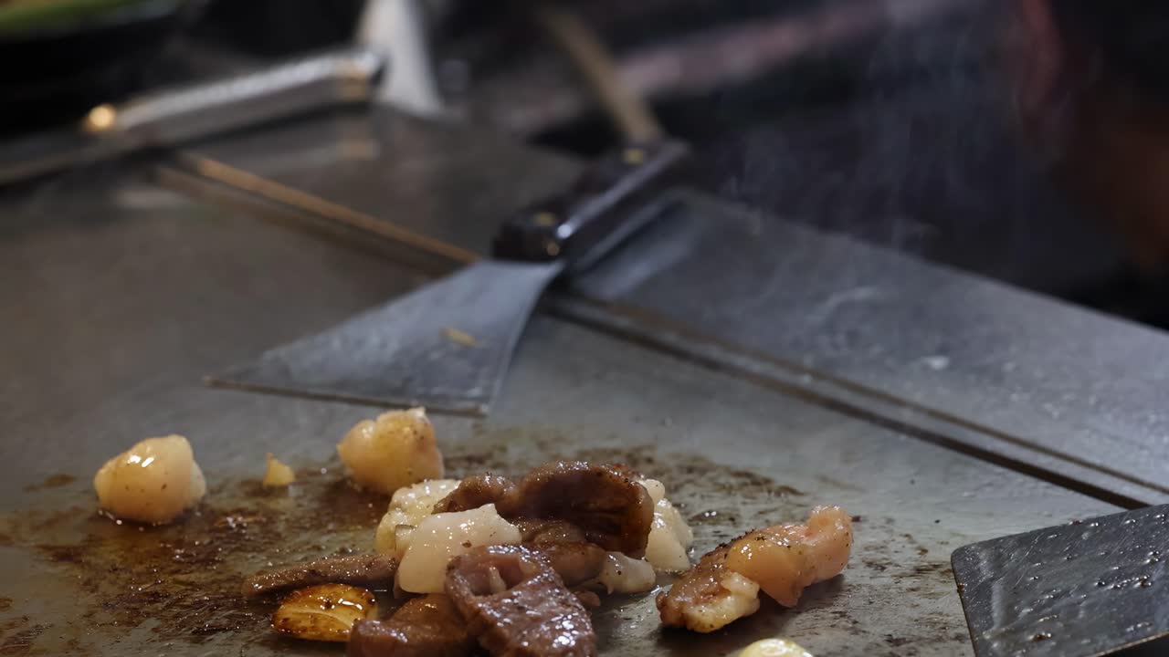 뜨거운 테파나키 그릴 에서 음식 을 준비 하는 요리사