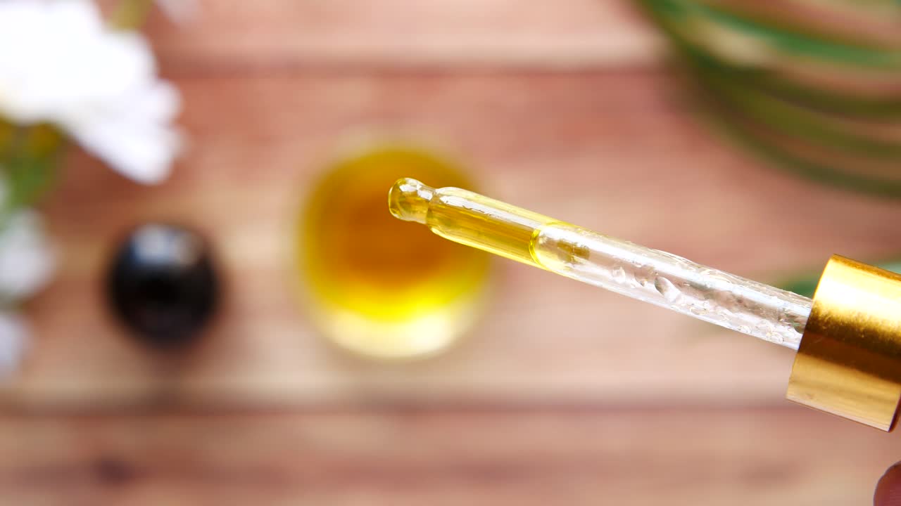 천연 성분을 가진 필수 오일 드롭퍼