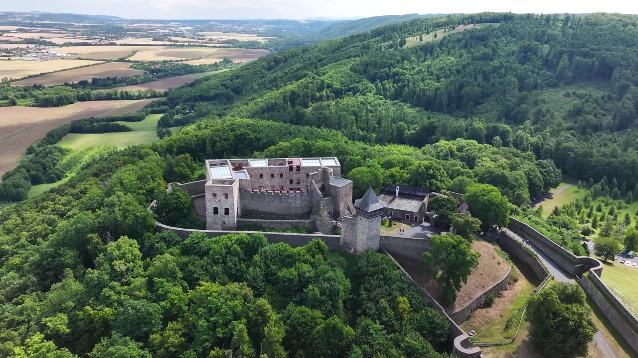 Veduta aerea del Castello di Helfstyn su una collina in Moravia, Repubblica Ceca. Attrazione turistica, storia.