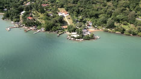 Isla-De-Santa-Catarina-Florianópolis-Brasil-Imágenes-Aéreas-De-Un-Pequeño-Pueblo-En-La-Isla-Sur-Con-Vista-Al-Mar