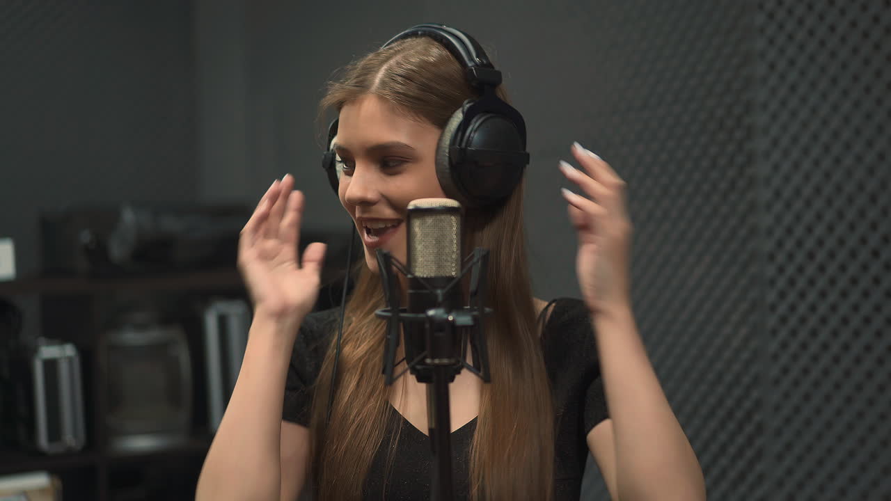 Artista felice registra una canzone con un microfono moderno
