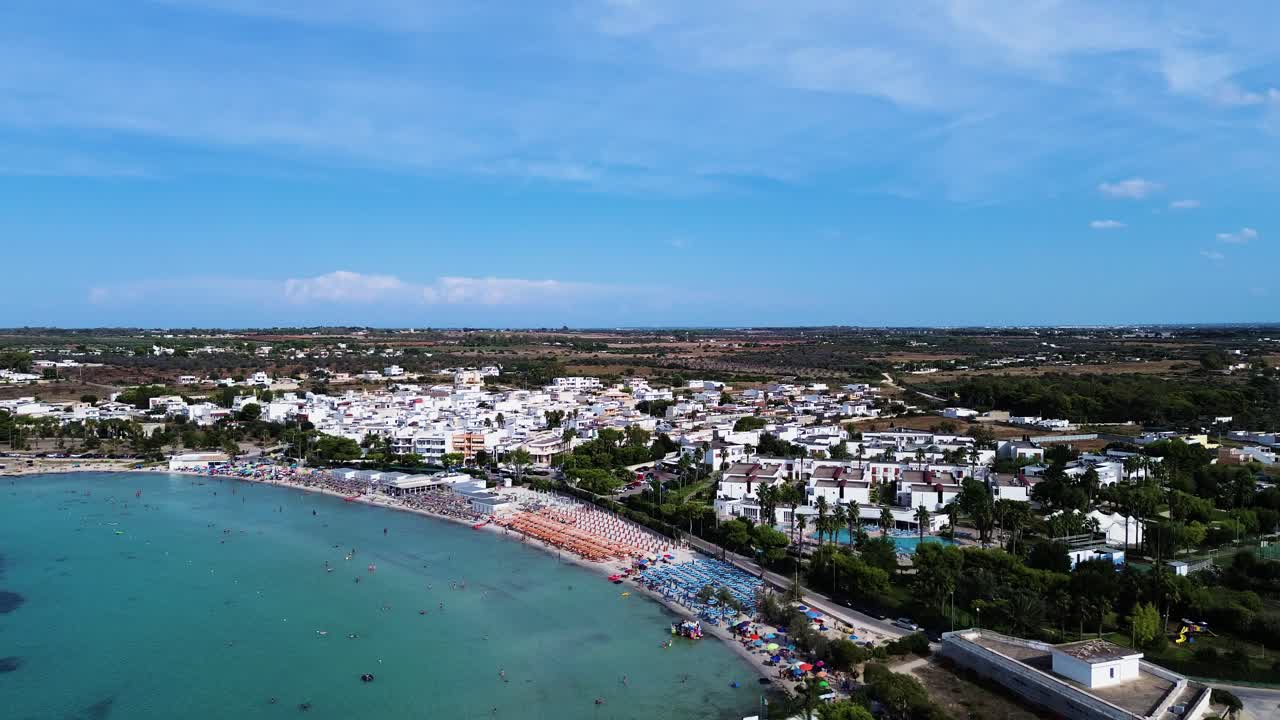Resort costeiro italiano, vista aérea de drone