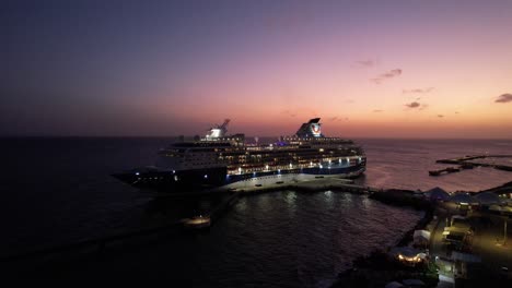 Drohnenaufnahme-Eines-TUI-Schiffes