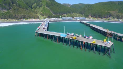 Hafen-Oder-Caleta-Meguellines,-Constitucion-Chile-Drohnenschuss-Sonniger-Tag-Mit-Fischerbooten-Orbitaldrohnenschuss