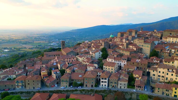 Cortona, borgo medievale montano italiano in Toscana