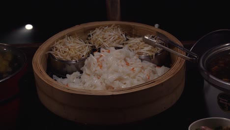 brotes de soja y fideos de arroz en un vapor