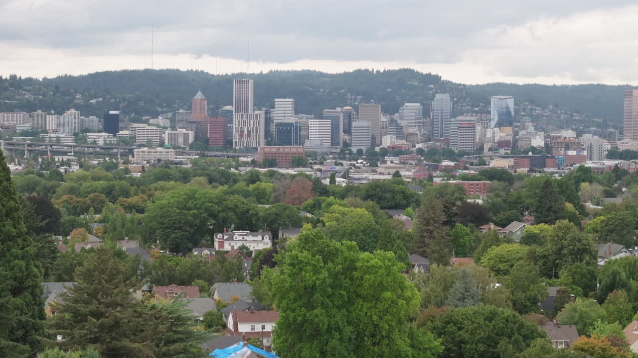 포틀랜드 동쪽에서 촬영된 사진으로 시내를 바라보고 있습니다.