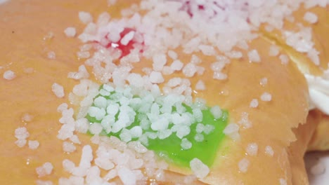 fruta confitada y azúcar en roscon de reyes pastelería navideña, detalle de primer plano