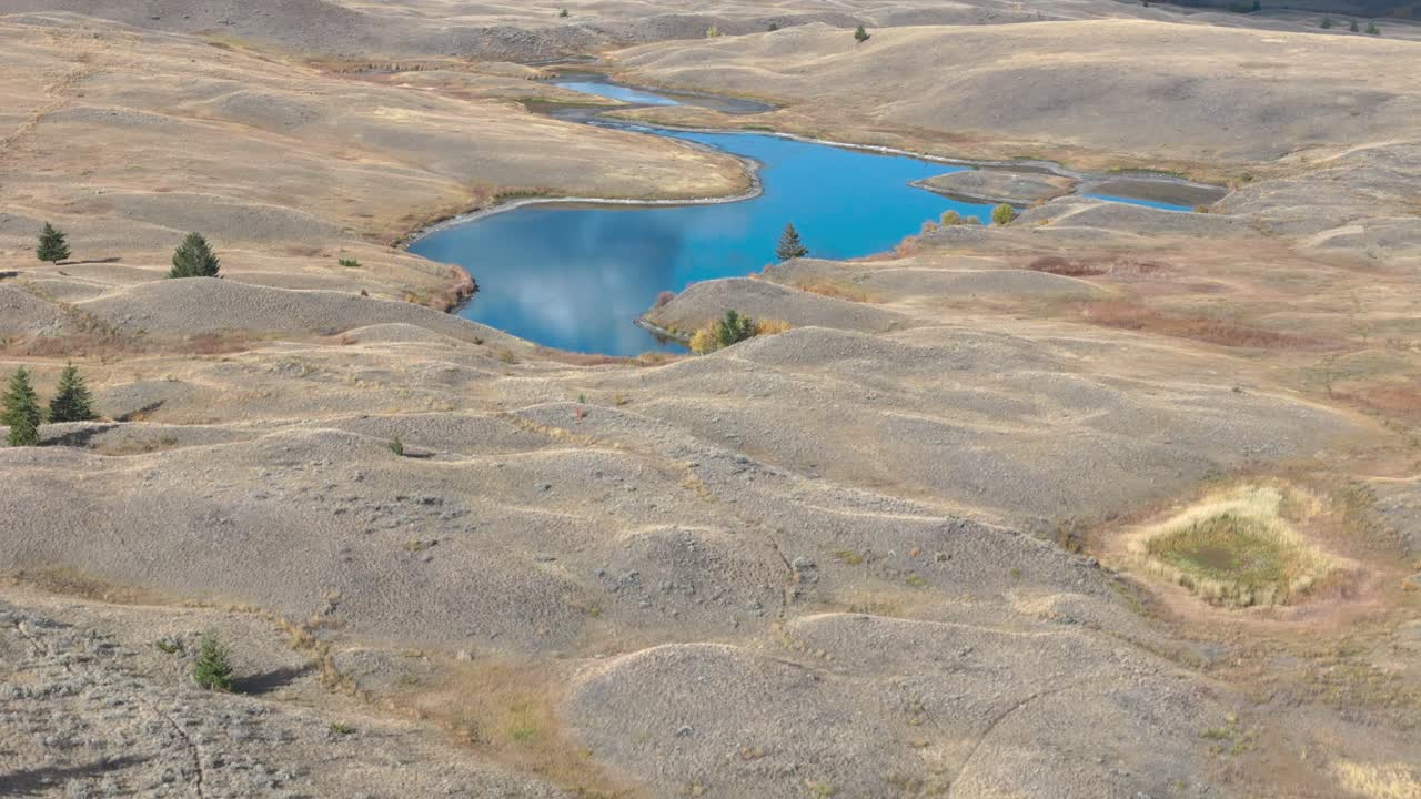 por encima del desierto: vista aérea de las colinas de pastizales