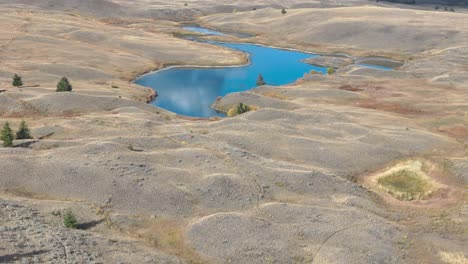 Über-Der-Wüste:-Luftaufnahme-Von-Graslandhügeln