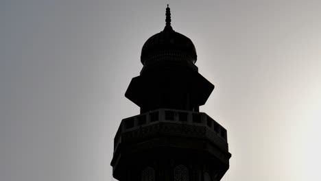 mirando la silueta del minarete en la mezquita en lahore