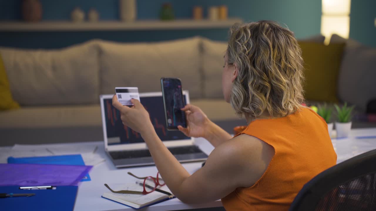 la mujer que monitorea el mercado de valores hace compras con una tarjeta de crédito.