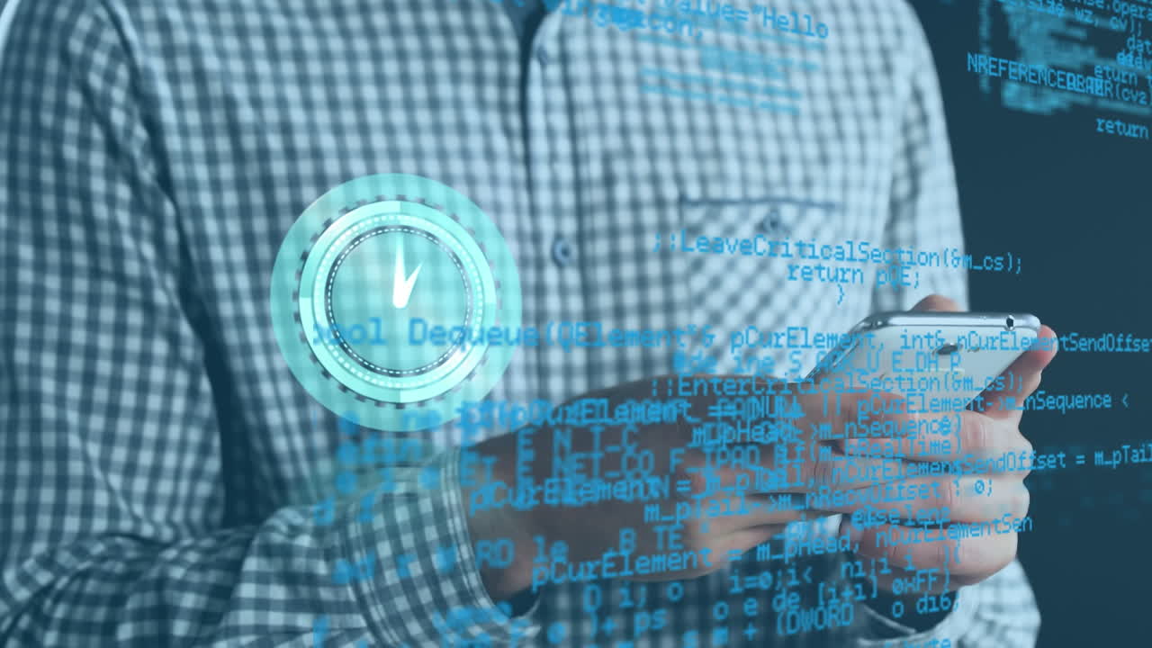 animación del reloj y el procesamiento de datos sobre la sección media del hombre caucásico usando un teléfono inteligente