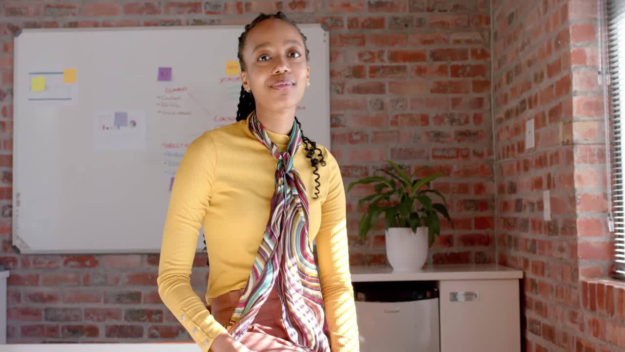 retrato de una feliz mujer de negocios afroamericana en una oficina soleada, en cámara lenta