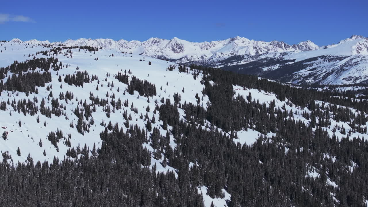 ptarmigan hill vail pass colorado drone aéreo montañas rocosas santa cruz picos indios soleados pájaro azul cielo fría mañana de invierno i70 polvo profundo backcountry snowboarding esquí moto de nieve hacia adelante revelar