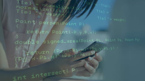 animazione dell'elaborazione dei dati contro una donna asiatica che usa lo smartphone in ufficio.