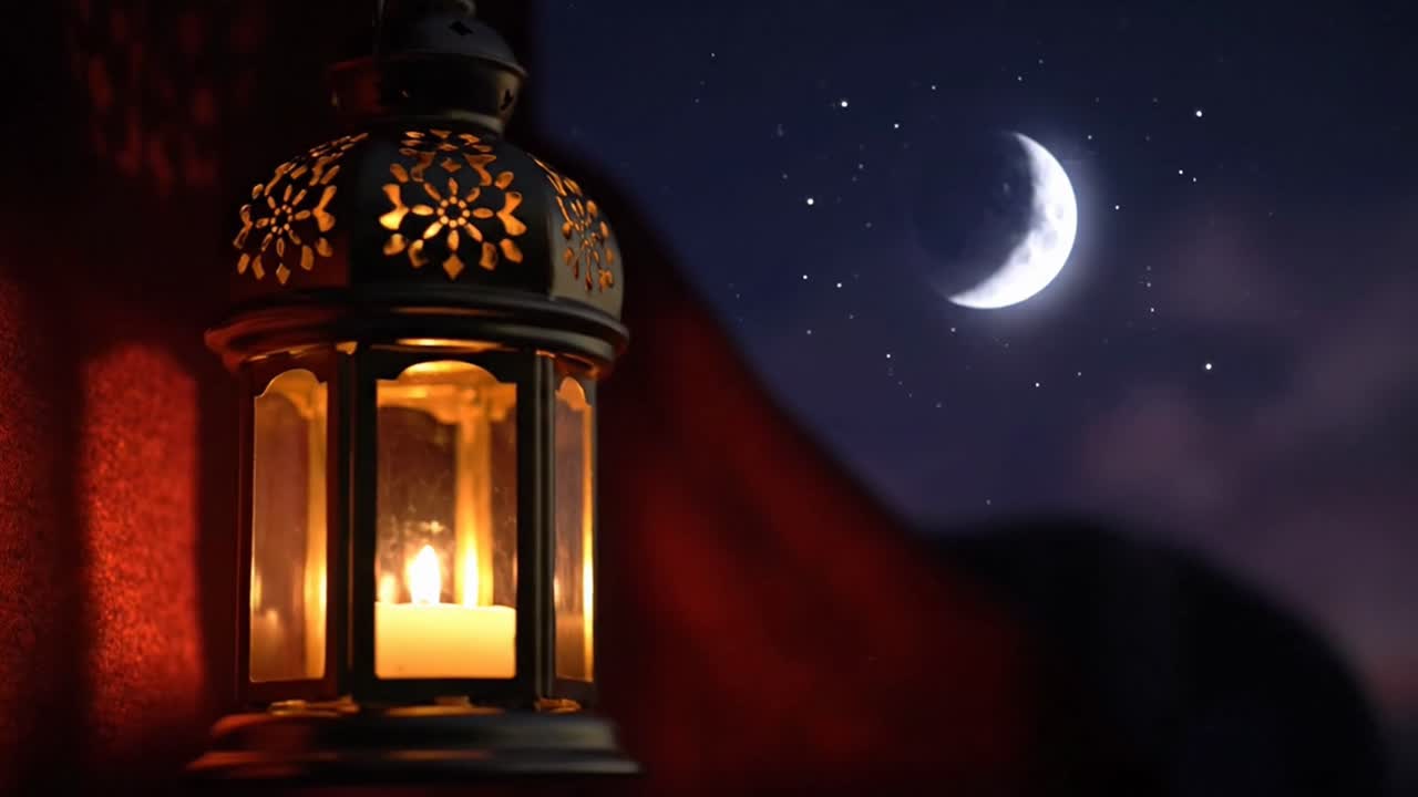 Lanterna del Ramadan che illumina un cielo notturno con luna crescente