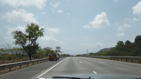 Überholen-Eines-Busses-Auf-Der-Schnellstraße-Pune-Mumbai-In-Indien-An-Einem-Sonnigen-Tag