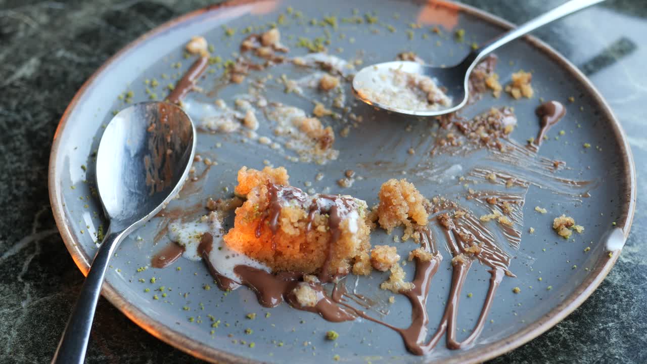 초콜릿 과 견과류 가 들어 있는 빈 디저트 접시