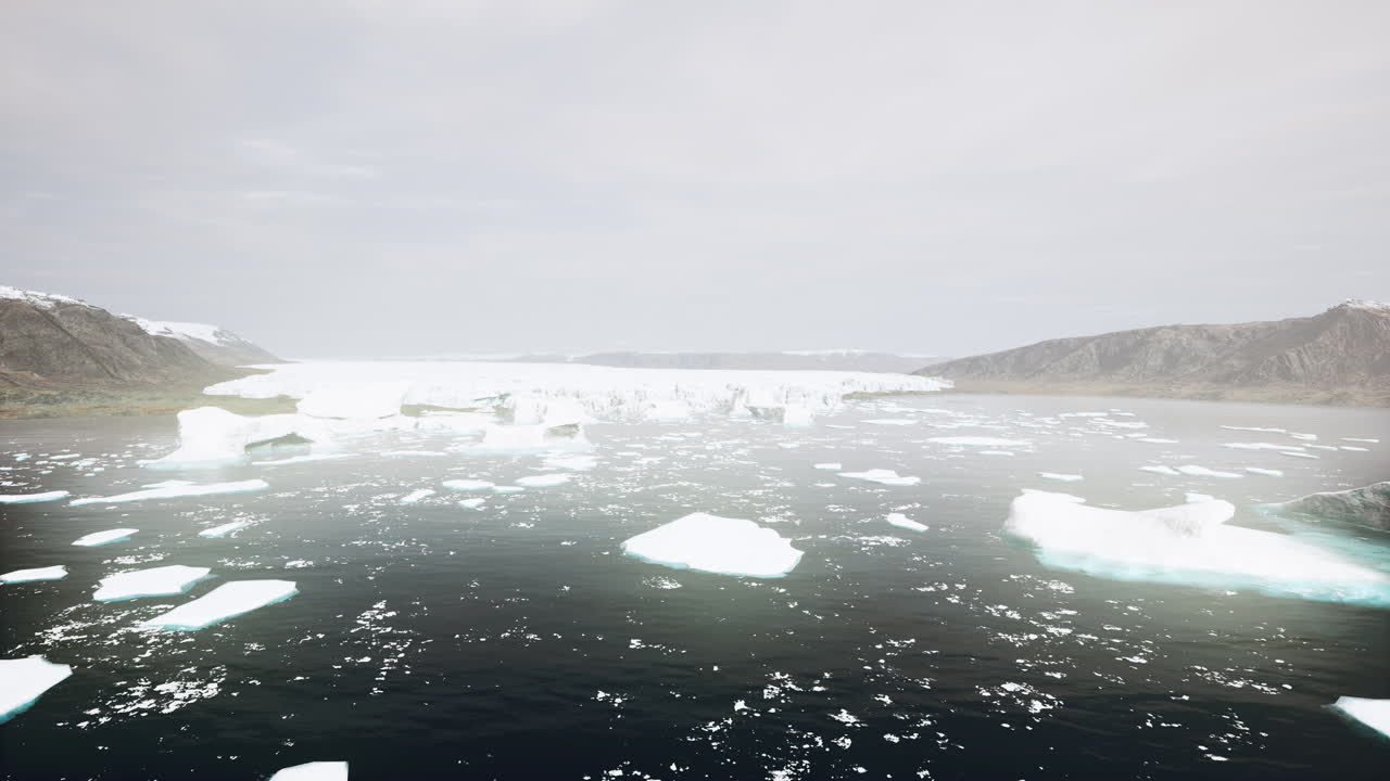 큰 빙하에 대한 여름 구름진 전망