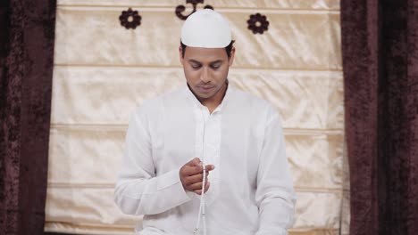 Indischer-Muslimischer-Mann,-Der-Zu-Hause-Perlen-Betet