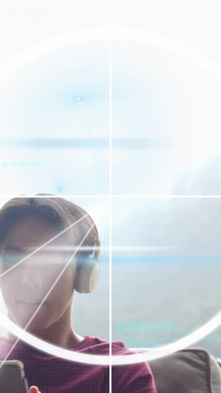 Homem adulto entrando e causando anéis animados que destacam o rosto enquanto usa o telefone para uma demonstração de tecnologia.