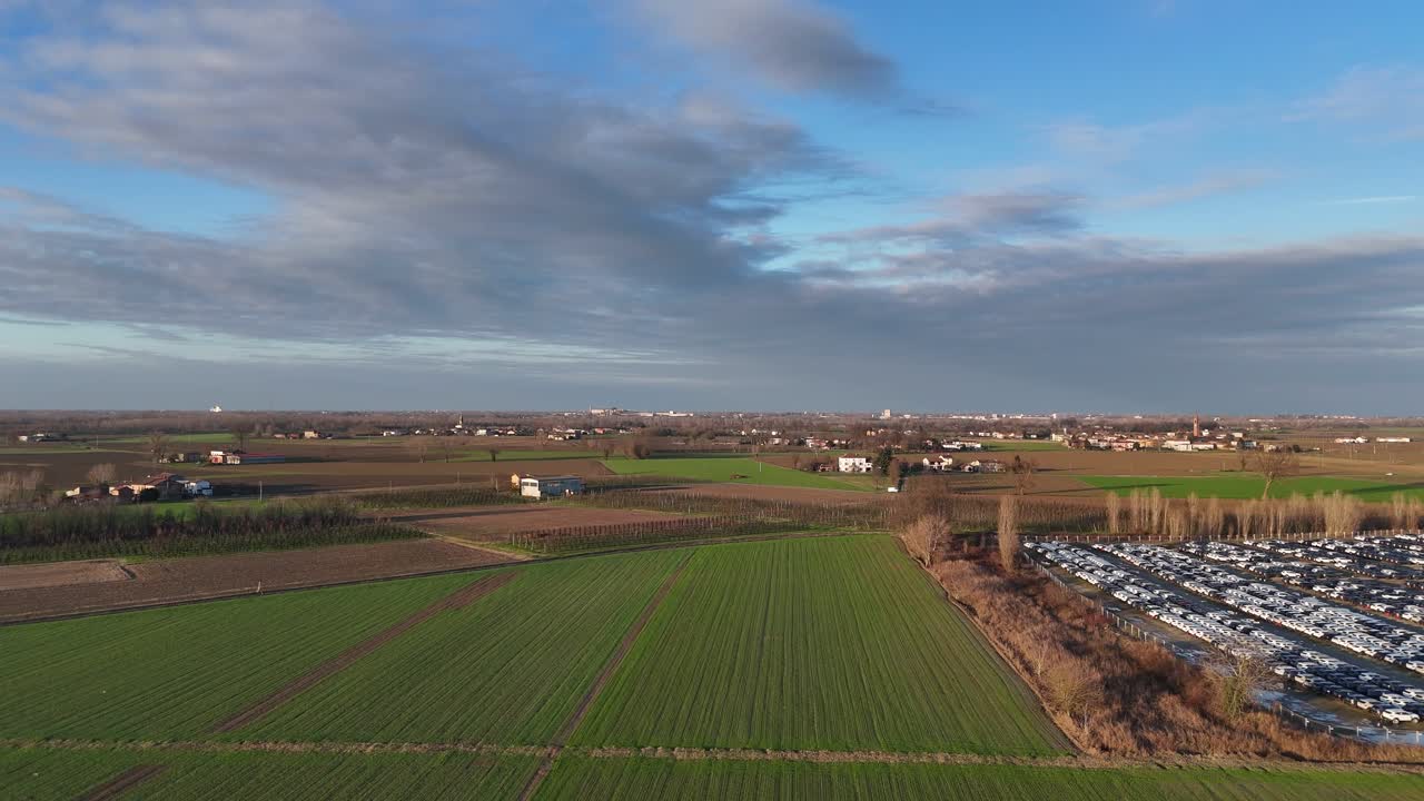 Prise de vue aérienne professionnelle de motifs de champs organisés et de centres agricoles dans la vallée du Pô, dans le nord de l’Italie, par une claire journée d’hiver